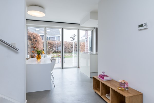 Foto - Te koop: In een rustige en kindvriendelijke woonomgeving staat deze moderne geschakelde twee-onder-een-kapwoning (bouwjaar 2011) met aangebouwde stenen garage, stijlvolle overkapping, vier slaapkamers, twee...
